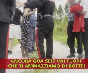 Rajae Bezzaz di Striscia La Notizia presa a calci dai SINTI – VIDEO