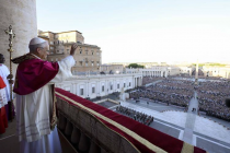 Striscione inneggiante all’Islam in piazza San Pietro nel giorno di Papa Leone