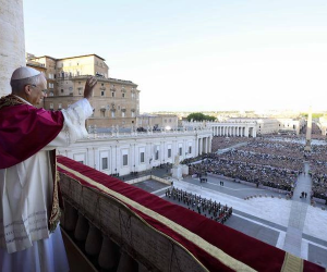 Striscione inneggiante all’Islam in piazza San Pietro nel giorno di Papa Leone