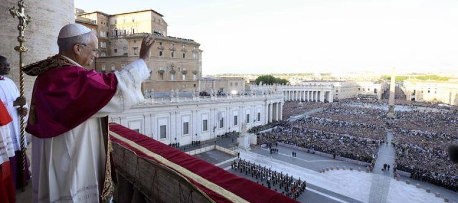 Striscione inneggiante all’Islam in piazza San Pietro nel giorno di Papa Leone