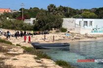 Lampedusa, altri 200 sbarcano direttamente sulla spiaggia: dov’è il blocco navale?