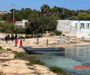 Lampedusa, altri 200 sbarcano direttamente sulla spiaggia: dov’è il blocco navale?