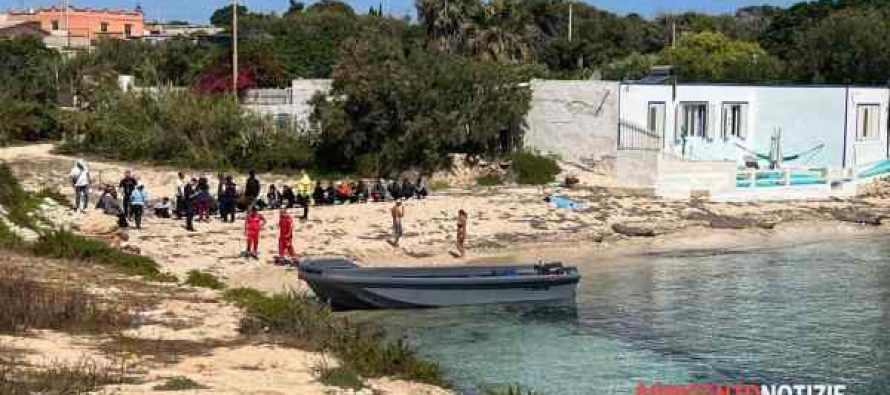 Lampedusa, altri 200 sbarcano direttamente sulla spiaggia: dov’è il blocco navale?