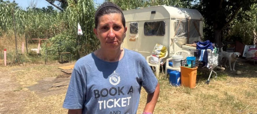 Mette roulotte in campo rom ma è italiana: denunciata per abusivismo senzatetto