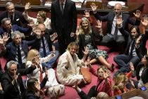 Tutti giù per terra: senatori sinistra in ginocchio per borseggiatrici e maranza