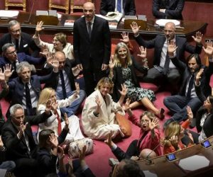 Tutti giù per terra: deputati sinistra in ginocchio per borseggiatrici e maranza