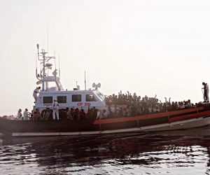 Motovedette italiane fanno la spola da navi ONG per scaricare a Lampedusa – FOTO