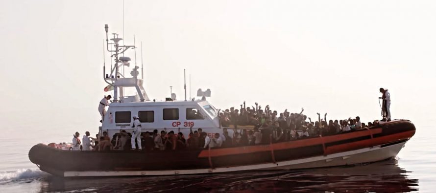 Motovedette italiane fanno la spola da navi ONG per scaricare a Lampedusa – FOTO