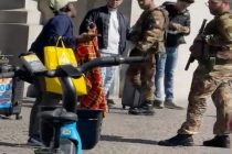 Africano insulta soldati e Italia a Milano: nessuno lo arresta – VIDEO