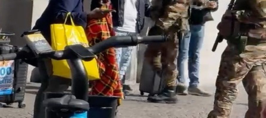 Africano insulta soldati e Italia a Milano: nessuno lo arresta – VIDEO