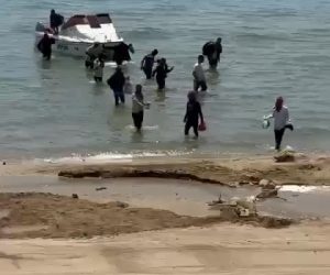 Sbarcano sulle spiagge e chiedono di essere accompagnati nei centri accoglienza – VIDEO