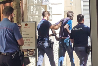 Immigrato cerca di sgozzare ragazza per strada a Foggia