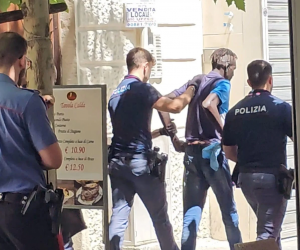 Immigrato cerca di sgozzare ragazza per strada a Foggia