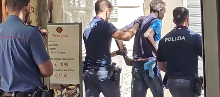 Immigrato cerca di sgozzare ragazza per strada a Foggia