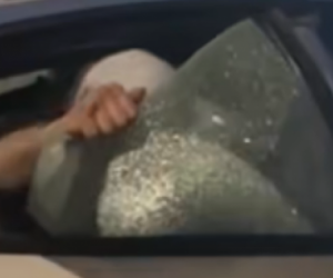 Poliziotti salvano africano da linciaggio: l’altro distrugge la volante e fugge – VIDEO