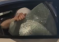 Poliziotti salvano africano da linciaggio: l’altro distrugge la volante e fugge – VIDEO