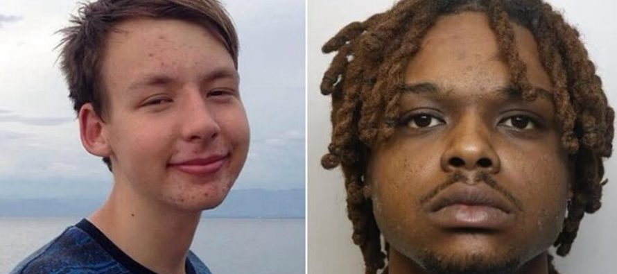 Lo uccide a pugni in testa perché lo sfiora involontariamente sulla metro