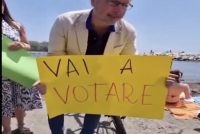 Politici sinistra molestano bagnanti in spiaggia: “Andate a votare”