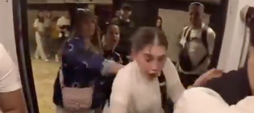 Rivolta passeggeri: borseggiatrici rom cacciate dalla metro – VIDEO