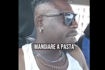 Migrante protesta: in Italia ci costringete a mangiare pasta gratis per 3 anni – VIDEO