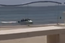 Barcone di clandestini arriva direttamente sulla spiaggia – VIDEO