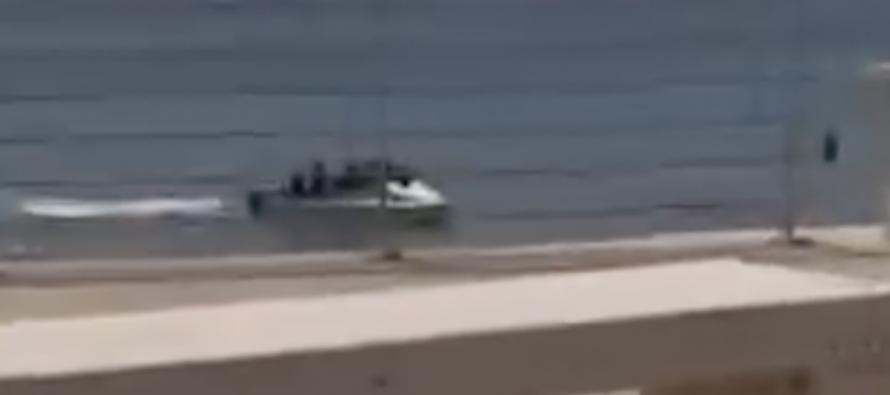 Barcone di clandestini arriva direttamente sulla spiaggia – VIDEO