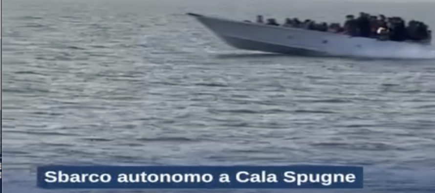 ARRIVANO DIRETTAMENTE A LAMPEDUSA CON MEZZI DA SBARCO – VIDEO