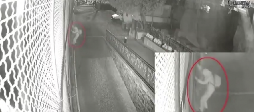 Egiziano incendia caserma: tenta strage di carabinieri, distrutte 17 auto – VIDEO