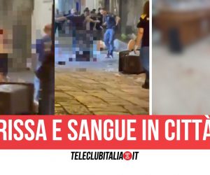 Migranti assaltano locale, poliziotti li affrontano a mani nude – VIDEO