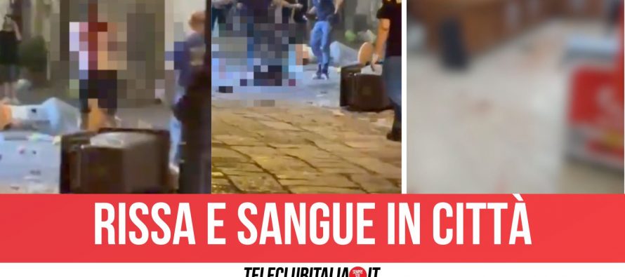 Migranti assaltano locale, poliziotti li affrontano a mani nude – VIDEO