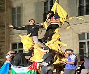Parigi è caduta, bandiera islamica issata su statua Santa Giovanna d’Arco