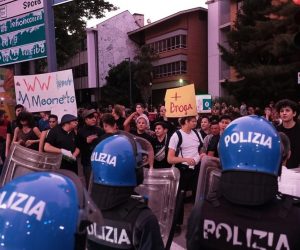 Torino, teppisti sinistra impediscono corteo contro Mosche e spaccio
