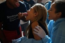 Uomo stacca a morsi lingua a donna incinta in piazza