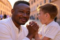 Affidano bimbo di 6 anni al vicino immigrato e lui lo stupra