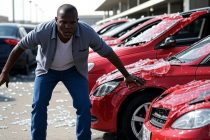 Africano armato di spranga distrugge le auto dei lavoratori a Fiumicino