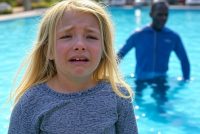 Orrore: 9 bambine violentate da immigrati islamici in piscina