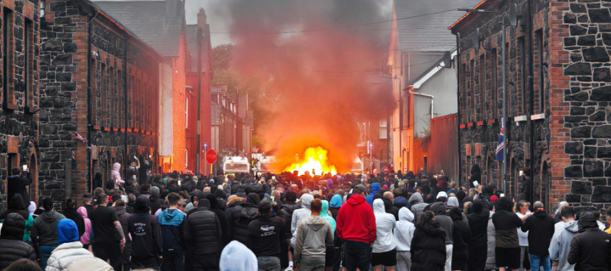 Irlanda del Nord, la rivolta contro gli stupratori stranieri si espande – VIDEO
