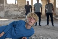 Italiano picchiato a sangue dai maranza sotto il monumento ai Caduti