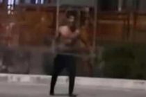 Africano armato di spranga semina il panico – VIDEO