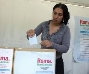 Manifesti Lega: Pd pubblichi le vere foto delle borseggiatrici rom che protegge