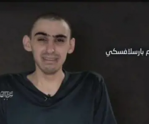 Chi manifesta per Gaza guardi l’ostaggio di Hamas, la mamma: “Hanno distrutto mio figlio”
