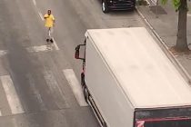 Immigrato devasta farmacia e auto in sosta, poi arriva il camion – VIDEO