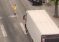 Immigrato devasta farmacia e auto in sosta, poi arriva il camion – VIDEO