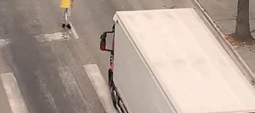 Immigrato devasta farmacia e auto in sosta, poi arriva il camion – VIDEO