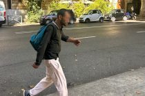 Pesta e molesta una donna ma i poliziotti lo lasciano andare