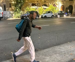 Pesta e molesta una donna ma i poliziotti lo lasciano andare