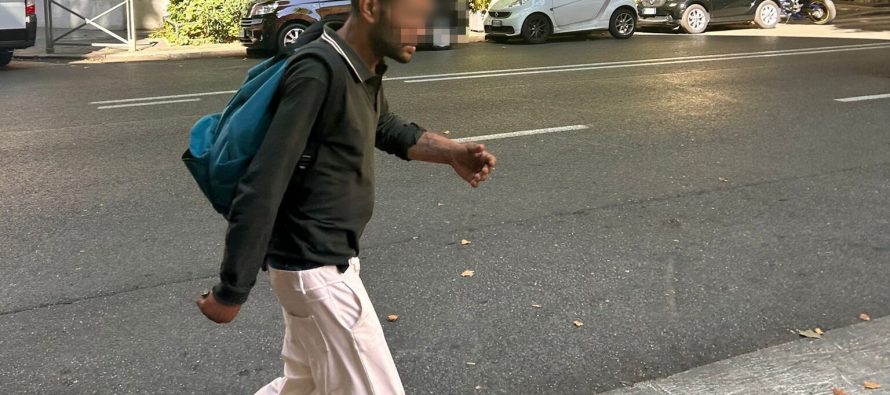 Pesta e molesta una donna ma i poliziotti lo lasciano andare