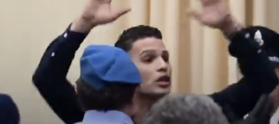 Ha bruciata viva una mamma italiana, no ergastolo: l’immigrato inneggia ad Allah – VIDEO