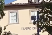 Immigrato fuori controllo lancia tegole dal Teatro del Popolo e il Pd lo difende: è matto