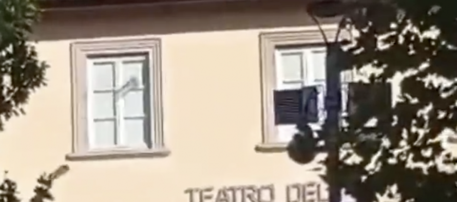 Immigrato fuori controllo lancia tegole dal Teatro del Popolo e il Pd lo difende: è matto